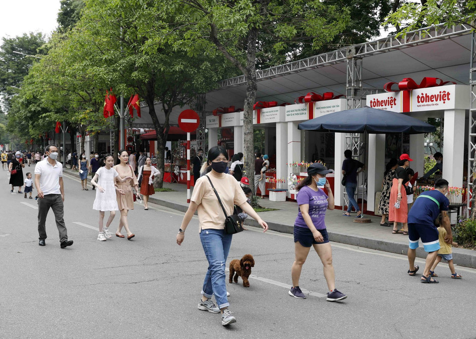 Đông đảo người dân tham gia trên tuyến phố đi bộ quanh Hồ Gươm. (Ảnh: Trần Việt/TTXVN)