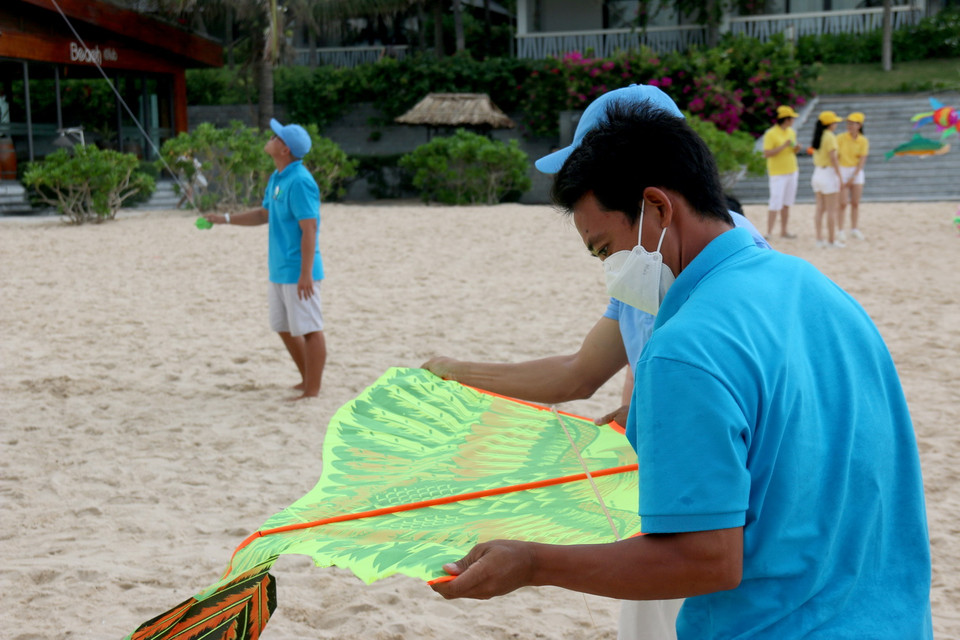 Cánh diều với nhiều màu sắc rực rỡ phục vụ du khách chơi thả diều trên bãi biển. (Ảnh: Nguyễn Thanh/TTXVN)