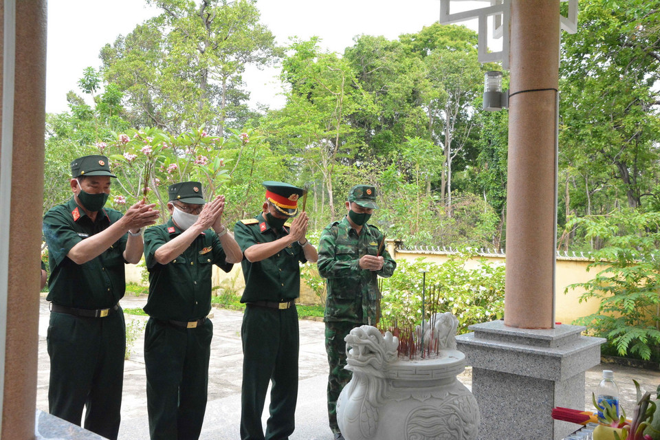 Cựu chiến binh Sư đoàn 470 dâng hương tại Nhà bia ghi danh các Anh hùng liệt sỹ khu vực giáp bờ sông Sêrêpốk. (Ảnh: Tuấn Anh/TTXVN)