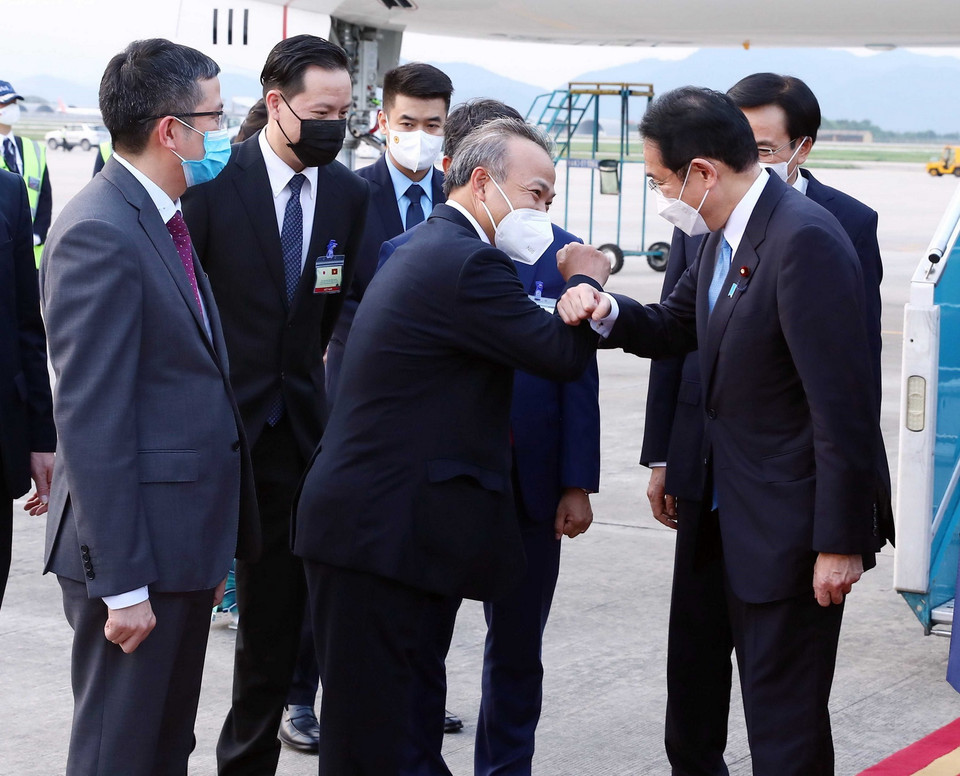 Lễ đón Thủ tướng Nhật Bản Kishida Fumio tại sân bay Quốc tế Nội Bà, Hà Nội. (Ảnh: Phạm Kiên/TTXVN)