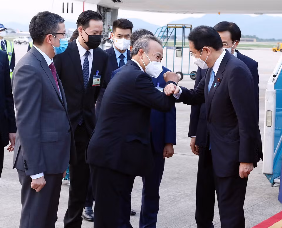Lễ đón Thủ tướng Nhật Bản Kishida Fumio tại sân bay Quốc tế Nội Bà, Hà Nội. (Ảnh: Phạm Kiên/TTXVN)