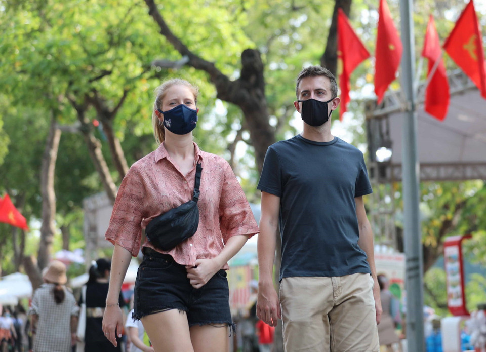 Du khách quốc tế trải nghiệm không gian phố đi bộ. (Ảnh: Thanh Tùng/TTXVN)