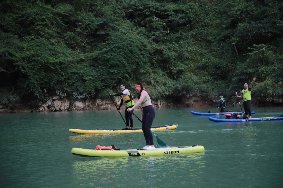 Các vận động viên trải nghiệm chèo thuyền bắt đầu từ mặt tràn thủy điện sông Nho Quế 1 qua hẻm vực Tu Sản đến thôn Tà Làng, xã Pải Lủng và ngược lại. (Ảnh Lâm Phan/Vietnam+) 