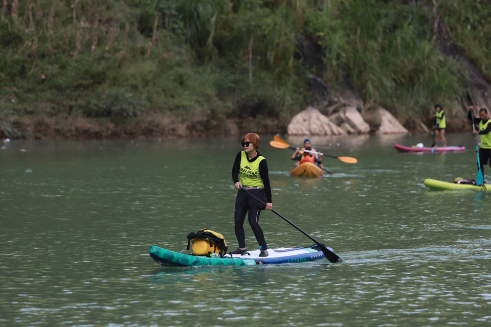 Các vận động viên trải nghiệm chèo thuyền bắt đầu từ mặt tràn thủy điện sông Nho Quế 1 qua hẻm vực Tu Sản đến thôn Tà Làng, xã Pải Lủng và ngược lại. (Ảnh Lâm Phan/Vietnam+) 