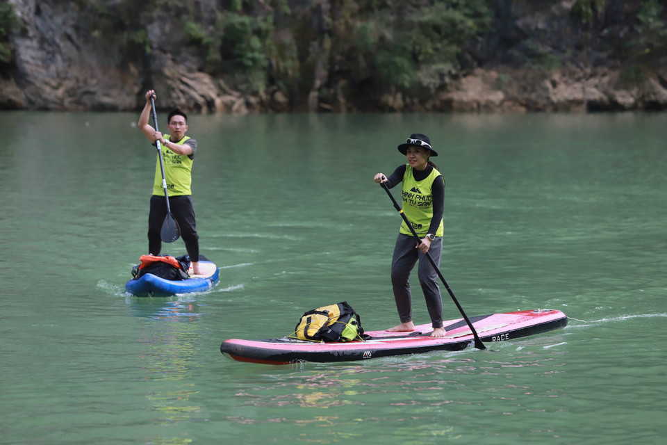 Lễ hội chèo thuyền sup và kayak không chỉ dành cho các vận động viên sup từ mọi miền Tổ quốc đua tài, tranh giải mà còn là dịp để tất cả những người yêu sup Việt Nam được gặp gỡ và chia sẻ tình yêu dành cho môn thể thao nước thú vị này. (Ảnh Lâm Phan/Vietnam+)