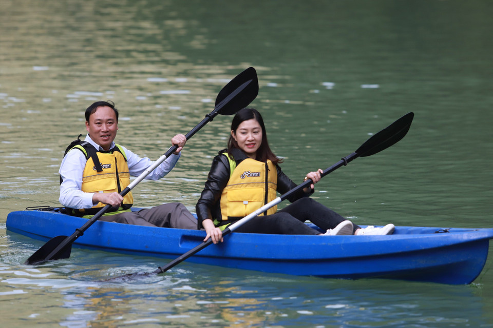 Người tham gia mặc áo phao để đảm bảo an toàn. (Ảnh Lâm Phan/Vietnam+) 