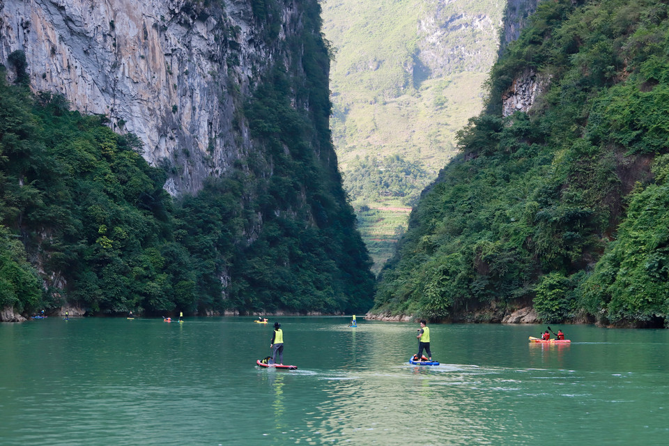 Lễ hội diễn ra tại hẻm Tu Sản, nơi có một khung cảnh thiên nhiên hùng vĩ thuộc kiểu di sản kiến tạo địa mạo, di sản cổ sinh–địa tầng–cổ môi trường. Hai bên là vách núi cao dựng đứng, bên dưới là dòng sông Nho Quế xanh biếc, hiền hoà. (Ảnh Lâm Phan/Vietnam+)