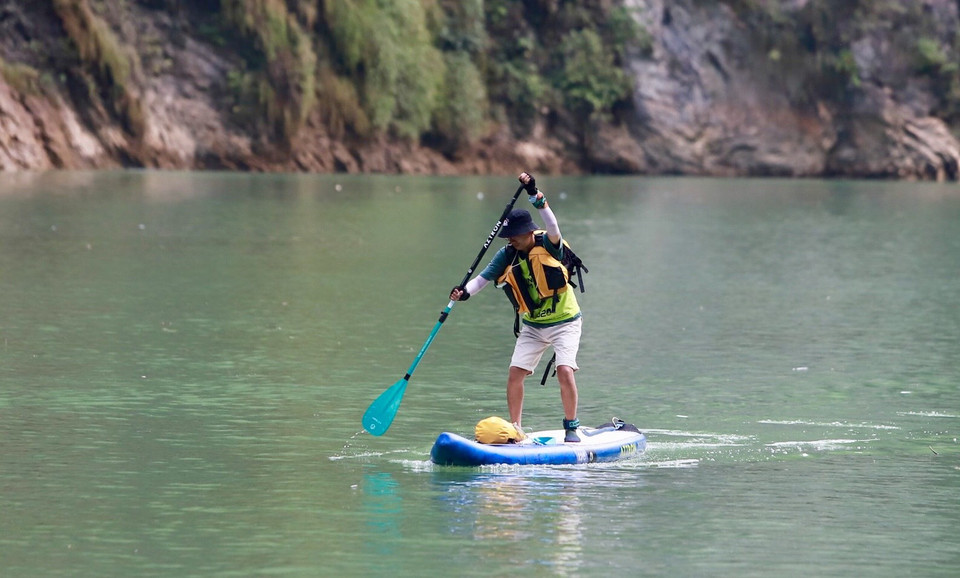 Người tham gia mặc áo phao để đảm bảo an toàn. (Ảnh Lâm Phan/Vietnam+) 