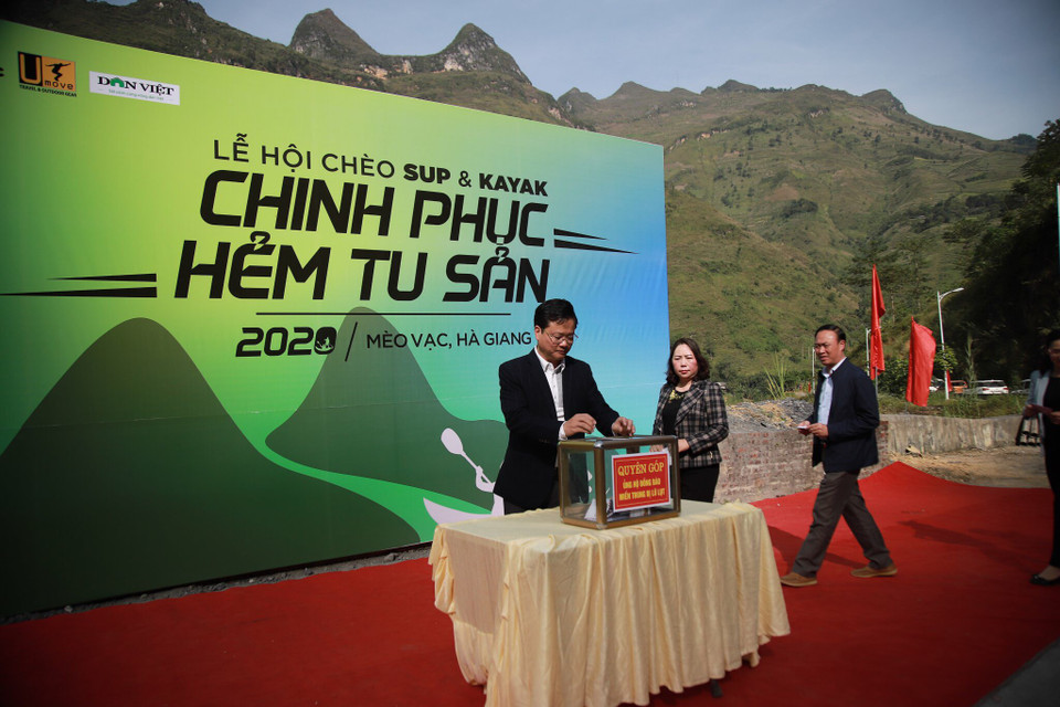 Tại lễ hội, các đại biểu, vận động viên và các du khách đã tham gia lễ phát động ủng hộ, hỗ trợ đồng bào lũ lụt miền Trung. Số tiền hỗ trợ sẽ được huyện Mèo Vạc gửi tới đồng bào miền Trung trong thời gian sớm nhất. (Ảnh Lâm Phan/Vietnam+)