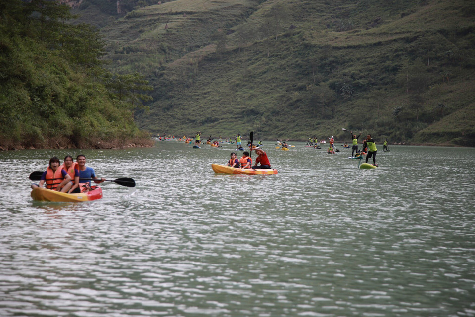 Lễ hội chèo thuyền sup và kayak không chỉ dành cho các vận động viên sup từ mọi miền Tổ quốc đua tài, tranh giải mà còn là dịp để tất cả những người yêu sup Việt Nam được gặp gỡ và chia sẻ tình yêu dành cho môn thể thao nước thú vị này. (Ảnh Lâm Phan/Vietnam+)
