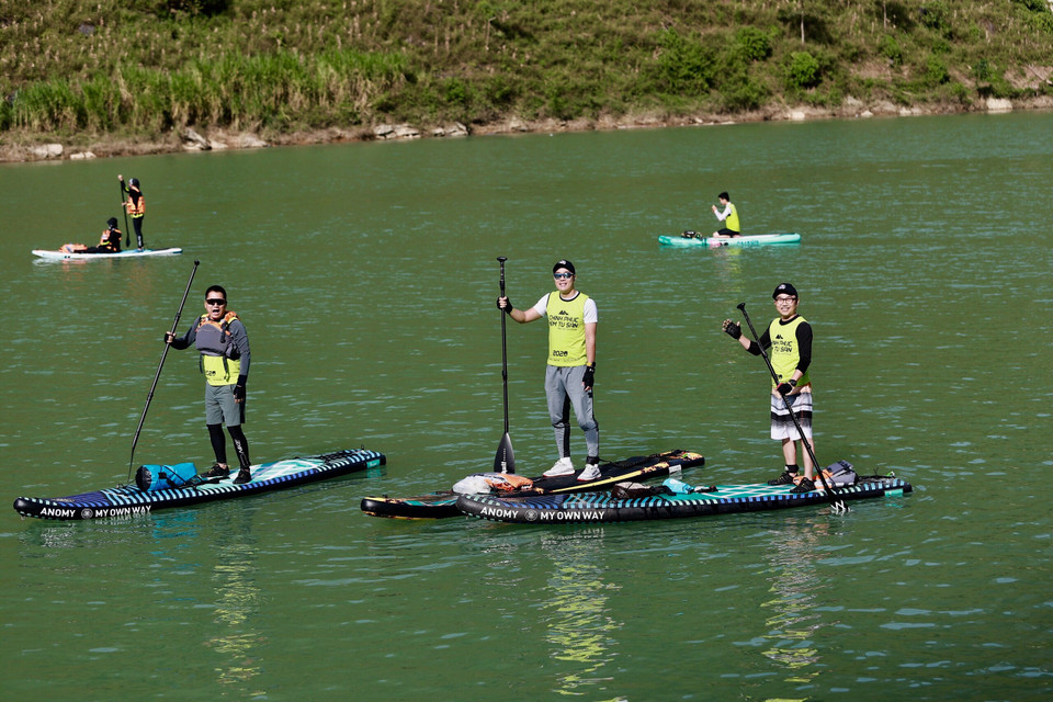 Các vận động viên vui mừng khi hoàn thành quãng đường hơn 6km. (Ảnh Lâm Phan/Vietnam+) 
