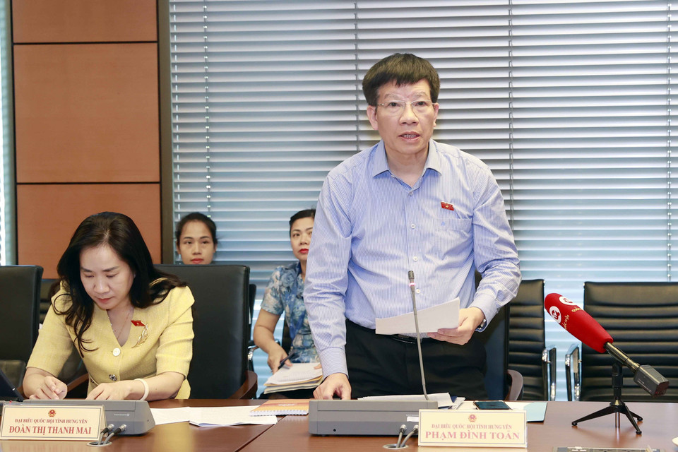 Đại biểu Quốc hội tỉnh Hưng Yên Phạm Đình Toản phát biểu ý kiến. (Ảnh: Doãn Tấn/TTXVN)