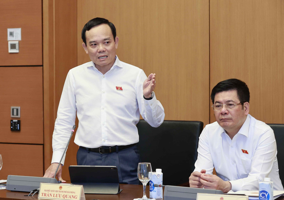 Phó Thủ tướng Trần Lưu Quang, đại biểu Quốc hội thành phố Hải Phòng phát biểu ý kiến. (Ảnh: Doãn Tấn/TTXVN)