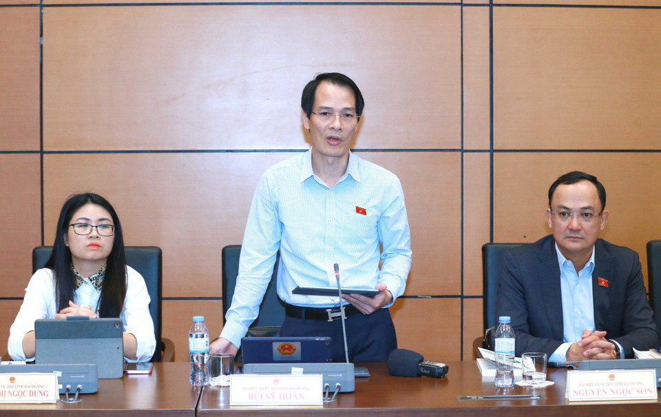 Đại biểu Quốc hội tỉnh Hải Dương Bùi Sỹ Hoàn thảo luận ở tổ. (Ảnh: Phương Hoa/TTXVN)