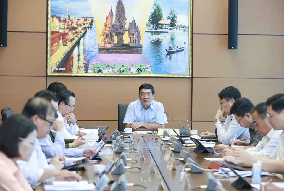 Đoàn đại biểu Quốc hội các tỉnh Quảng Trị, Phú Thọ, Bình Dương thảo luận ở tổ. (Ảnh: Doãn Tấn/TTXVN)