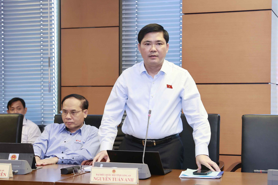 Đại biểu Quốc hội tỉnh Long An Nguyễn Tuấn Anh phát biểu ý kiến. (Ảnh: Doãn Tấn/TTXVN)