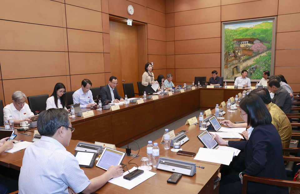 Đoàn đại biểu Quốc hội các tỉnh Bắc Giang, Gia Lai và An Giang thảo luận ở tổ. (Ảnh: Doãn Tấn/TTXVN)