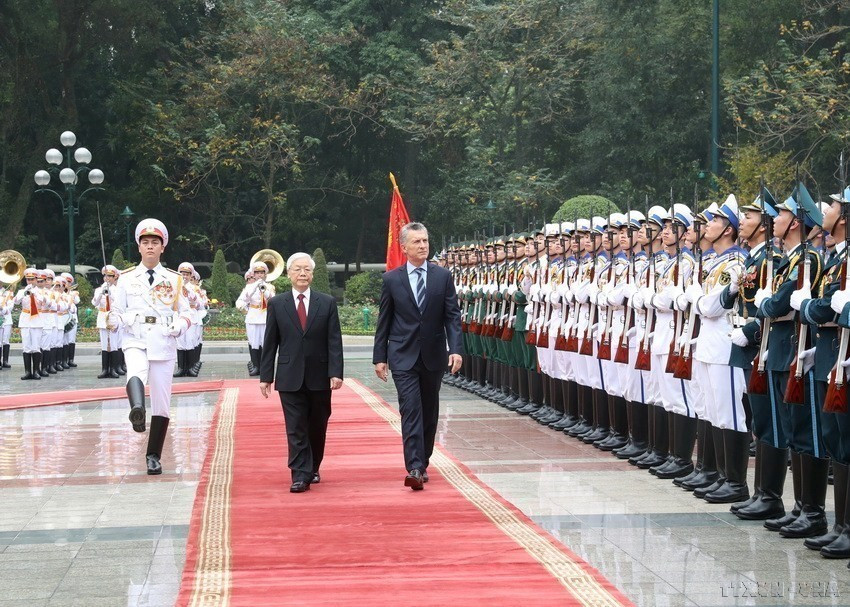 Tổng Bí thư, Chủ tịch nước Nguyễn Phú Trọng và Tổng thống Argentina Mauricio Macri duyệt đội danh dự Quân đội nhân dân Việt Nam (2019). (Ảnh: Trí Dũng/TTXVN)