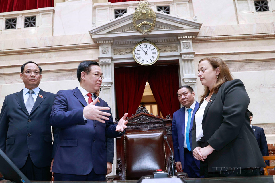 Chủ tịch Quốc hội Vương Đình Huệ và Chủ tịch Hạ viện Cộng hòa Argentina Cecilia Moreau tham quan phòng họp chính của Tòa nhà Quốc hội Argentina, ngày 24/4/2023. (Ảnh: Doãn Tấn/TTXVN)