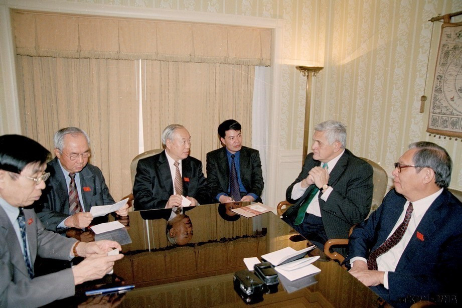 Chủ tịch Quốc hội Nguyễn Văn An tiếp Chủ tịch Viện hoạch định Chiến lược Argentina Joger Castro trong chuyến thăm chính thức Argentina (2006). (Ảnh: Trí Dũng/TTXVN)