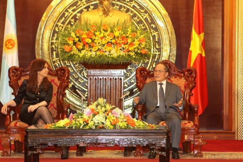 Chủ tịch Quốc Hội Nguyễn Sinh Hùng tiếp Tổng thống Cộng hòa Argentina Cristina Fernandez de Kirchner đang thăm chính thức Việt Nam (2013). (Ảnh: Trọng Đức/TTXVN)