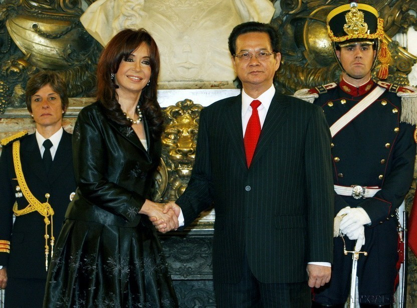 Tông thống Argentina Cristina Fernandez de Kirchner đón Thủ tướng Nguyễn Tấn Dũng thăm Agentina (2010). (Ảnh: Đức Tám/TTXVN)