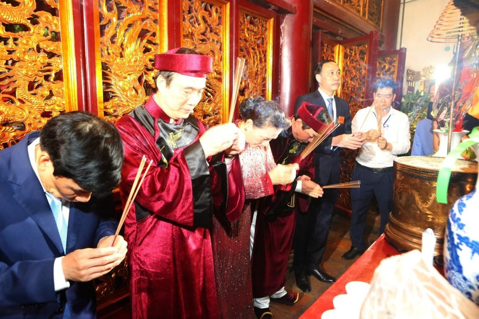 Chủ tịch Quốc hội Nguyễn Thị Kim Ngân và các đại biểu dâng hương tại Đền Thượng. (Ảnh: Thành Đạt/TTXVN)