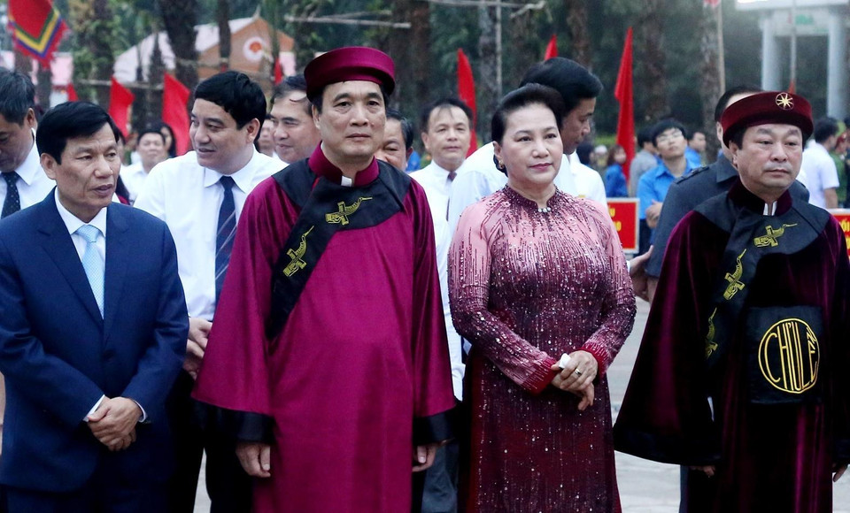 Ủy viên Bộ Chính trị, Chủ tịch Quốc Hội Nguyễn Thị Kim Ngân,đại diện các bộ, ngành, cơ quan Trung ương, lãnh đạo tỉnh Phú Thọ cùng đoàn Đại biểu chuẩn bị khởi hành lên núi Nghĩa Lĩnh dâng hương. (Ảnh: Trung Kiên/TTXVN)