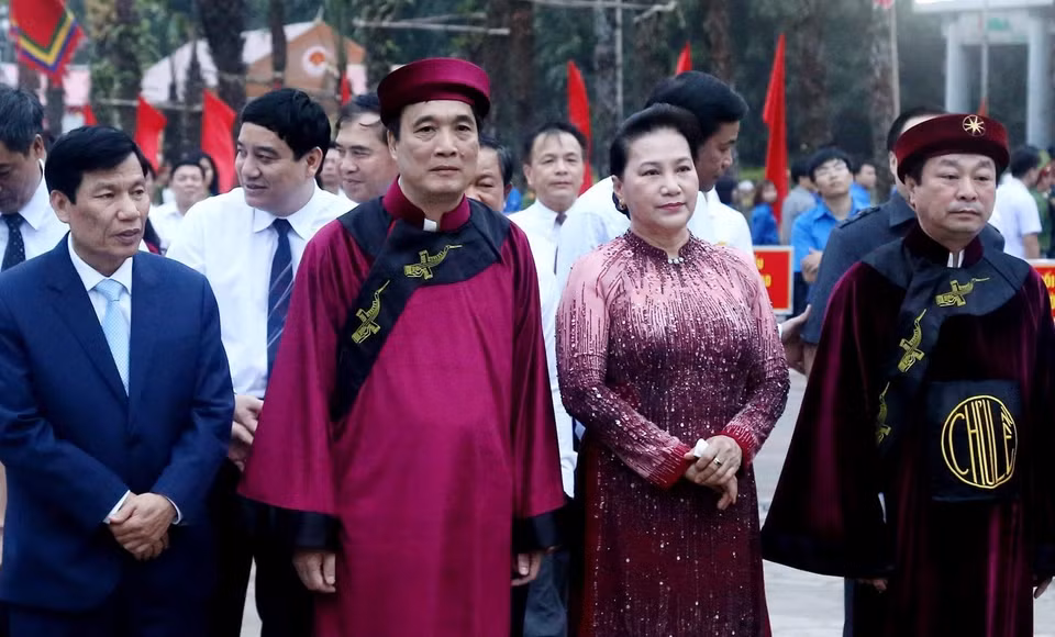Ủy viên Bộ Chính trị, Chủ tịch Quốc Hội Nguyễn Thị Kim Ngân,đại diện các bộ, ngành, cơ quan Trung ương, lãnh đạo tỉnh Phú Thọ cùng đoàn Đại biểu chuẩn bị khởi hành lên núi Nghĩa Lĩnh dâng hương. (Ảnh: Trung Kiên/TTXVN)