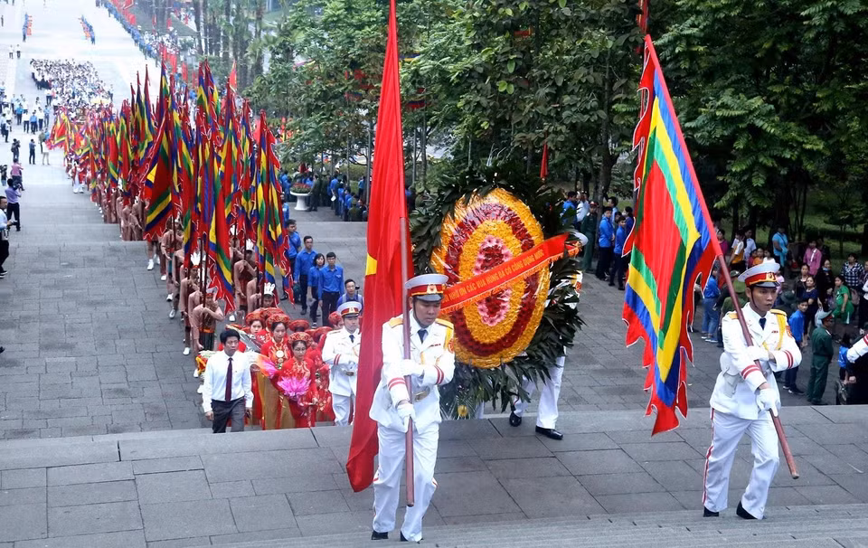 Đoàn dâng hương khởi hành lên núi Nghĩa Lĩnh. (Ảnh: Trung Kiên/TTXVN)