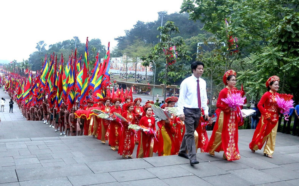 Đúng 6 giờ ngày 14/4 (tức mùng 10/3 âm lịch), tại Khu di tích lịch sử Quốc gia đặc biệt Đền Hùng, các đại biểu chuẩn bị khởi hành lên núi Nghĩa Lĩnh dâng hương tưởng niệm các vua Hùng. (Ảnh: Trung Kiên/TTXVN)