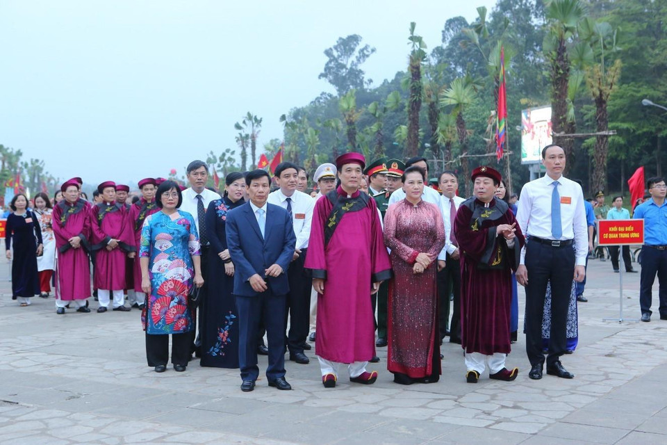 Chủ tịch Quốc hội Nguyễn Thị Kim Ngân và các đại biểu khởi hành từ sân Trung tâm lễ hội để lên Đền Thượng. (Ảnh: Thành Đạt/TTXVN)