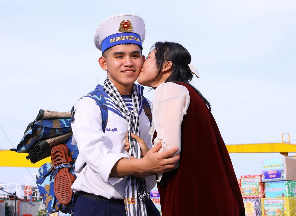 Bạn gái ra tiễn chiến sỹ hải quân Nguyễn Tiến Giàu lên đường làm nhiệm vụ. (Ảnh: Văn Điệp/TTXVN)