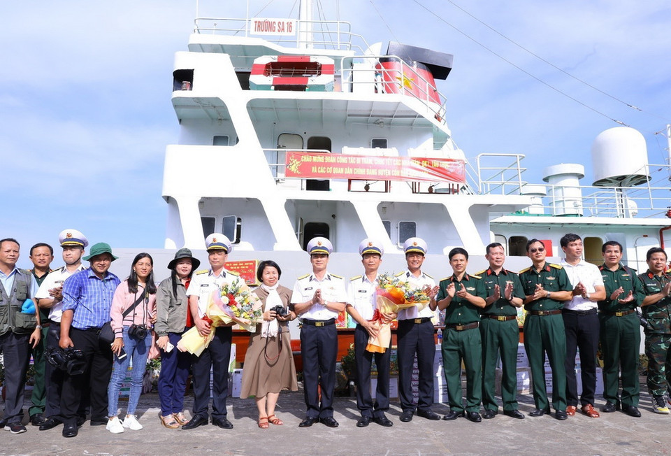 Đại tá Phạm Quyết Tiến, Phó Tư lệnh Vùng 2 Hải quân với các đại biểu tại lễ tiễn.(Ảnh: Văn Điệp/TTXVN)