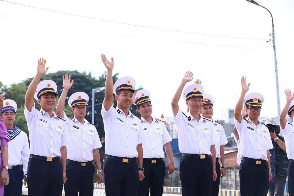 Lãnh đạo Vùng 2 Hải quân tiễn đoàn công tác. (Ảnh: Văn Điệp/TTXVN)