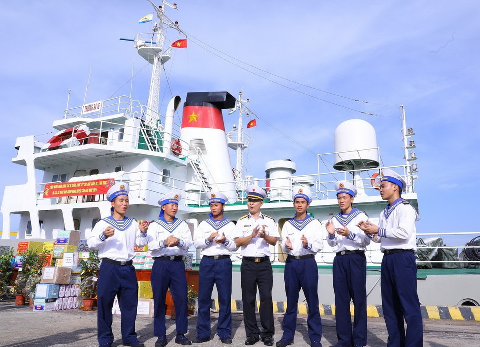 Lãnh đạo Vùng 2 Hải quân với các chiến sỹ tại lễ tiễn đoàn công tác. (Ảnh: Văn Điệp/TTXVN)