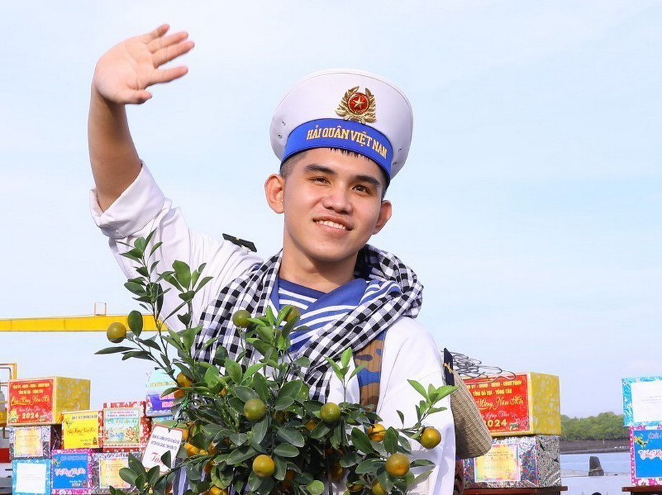 Chiến sỹ hải quân Nguyễn Tiến Giàu chào người thân, lên đường làm nhiệm vụ. (Ảnh: Văn Điệp/TTXVN)