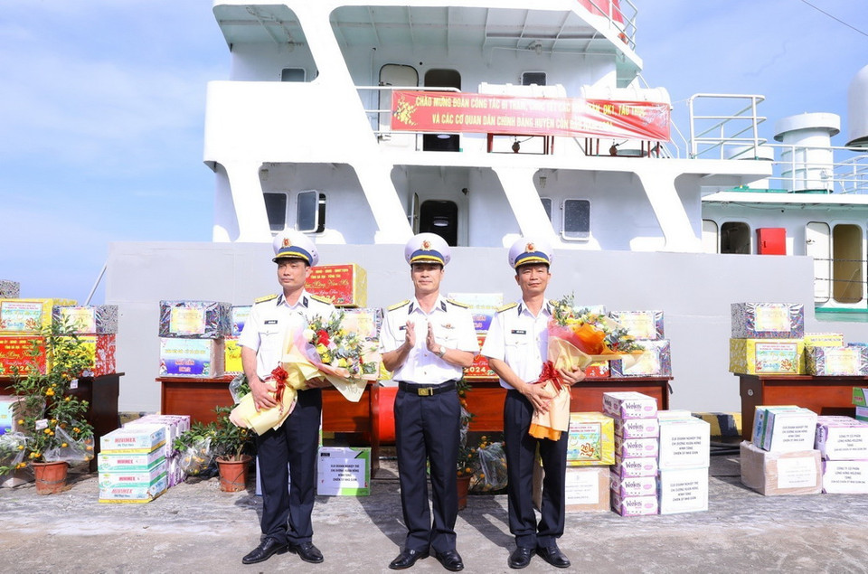 Đại tá Phạm Quyết Tiến, Phó Tư lệnh Vùng 2 Hải quân tặng hoa lãnh đạo đoàn công tác.(Ảnh: Văn Điệp/TTXVN)