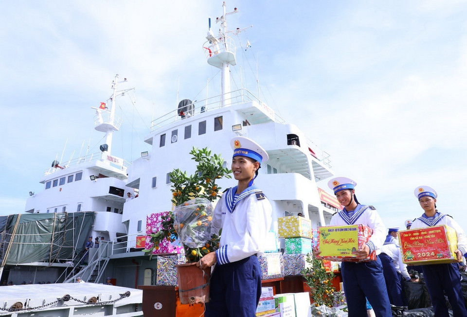 Các chiến sỹ chuyển hàng Tết lên tàu. (Ảnh: Văn Điệp/TTXVN)