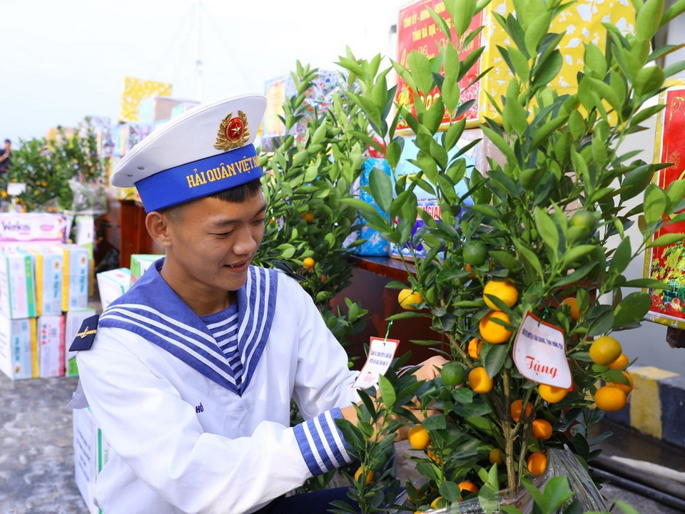 Chiến sĩ hải quân chuẩn bị cây quất để mang lên tàu.(Ảnh: Văn Điệp/TTXVN)