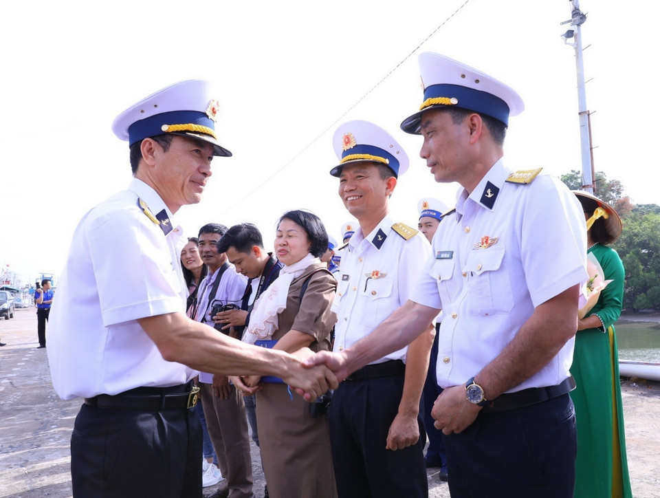 Đại tá Phạm Quyết Tiến, Phó Tư lệnh Vùng 2 Hải quân với các đại biểu tại lễ tiễn.(Ảnh: Văn Điệp/TTXVN)