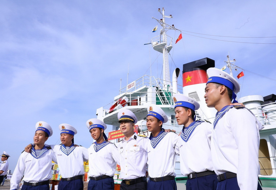 Lãnh đạo Vùng 2 Hải quân với các chiến sỹ tại lễ tiễn.(Ảnh: Văn Điệp/TTXVN)