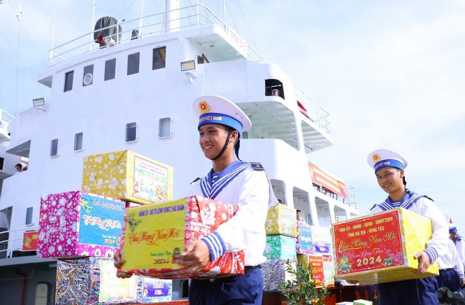 Các chiến sỹ chuyển hàng Tết lên tàu. (Ảnh: Văn Điệp/TTXVN)