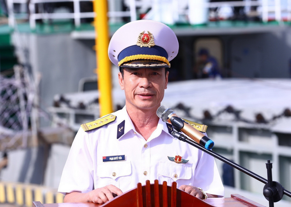 Đại tá Phạm Quyết Tiến, Phó Tư lệnh Vùng 2 Hải quân phát biểu tại lễ tiễn. (Ảnh: Văn Điệp/TTXVN)