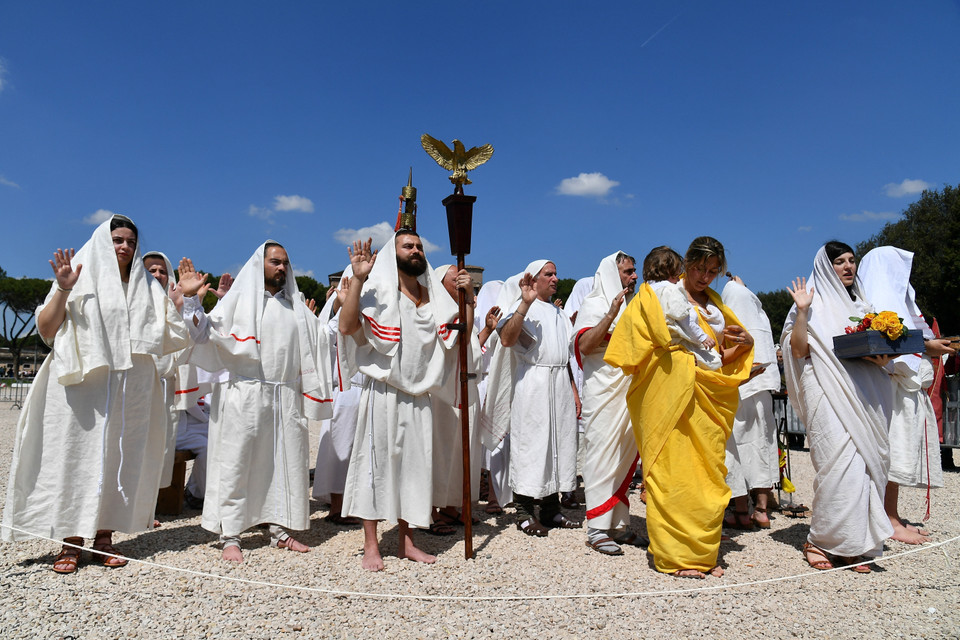 1.000 nghệ sỹ trong trang phục La Mã tham gia diễu hành. (Ảnh: AFP/TTXVN)