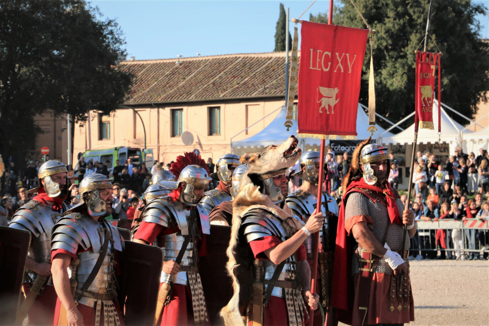 Các nghệ sỹ trong trang phục chiến binh La mã tại lễ kỷ niệm sinh nhật thành phố Rome. (Ảnh: PV TTXVN)