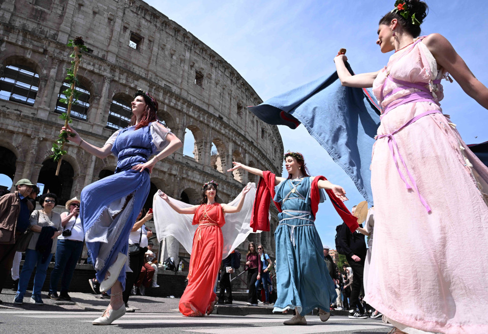 Các nghệ sỹ trong trang phục La Mã tham gia diễu hành kỷ niệm sinh nhật thành phố Rome, Italy, ngày 23/4. (Ảnh: THX/TTXVN)