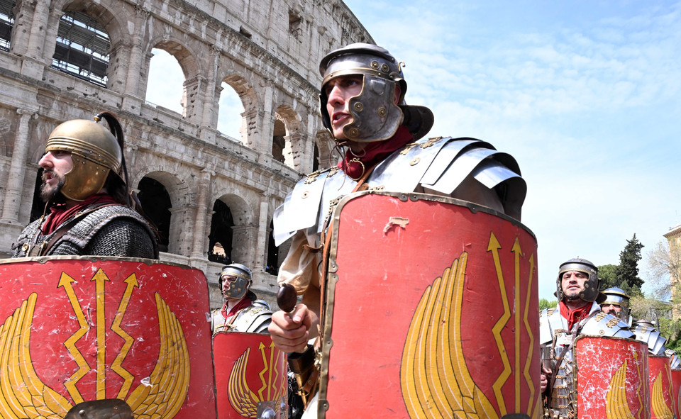 Các nghệ sỹ trong trang phục chiến binh La Mã. (Ảnh: THX/TTXVN)