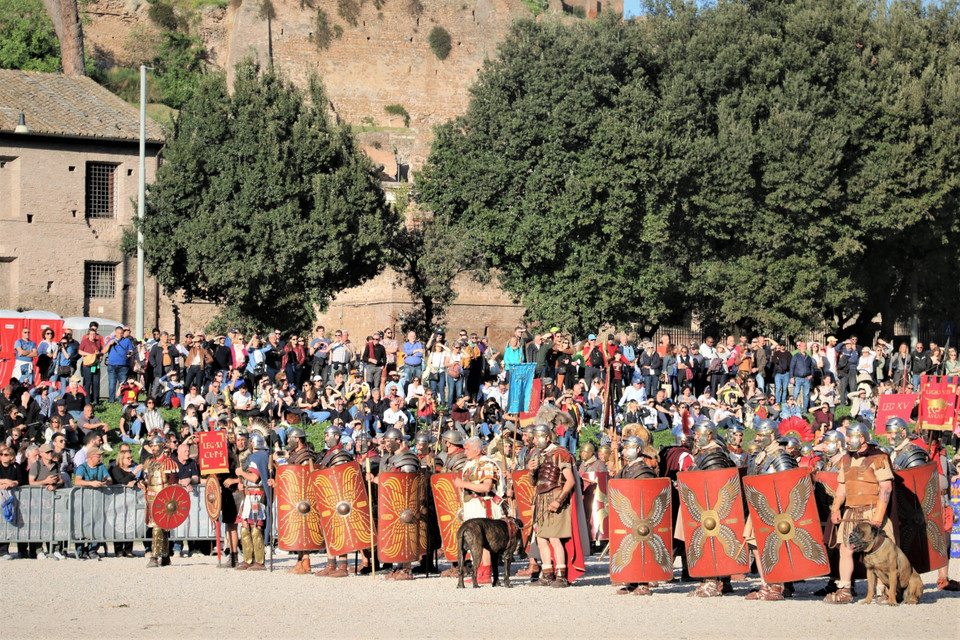 Các nghệ sỹ trong trang phục hóa trang tái hiện lại hình ảnh chiến binh La Mã tại trường đua ngựa Circo Massim. (Ảnh: TTXVN)