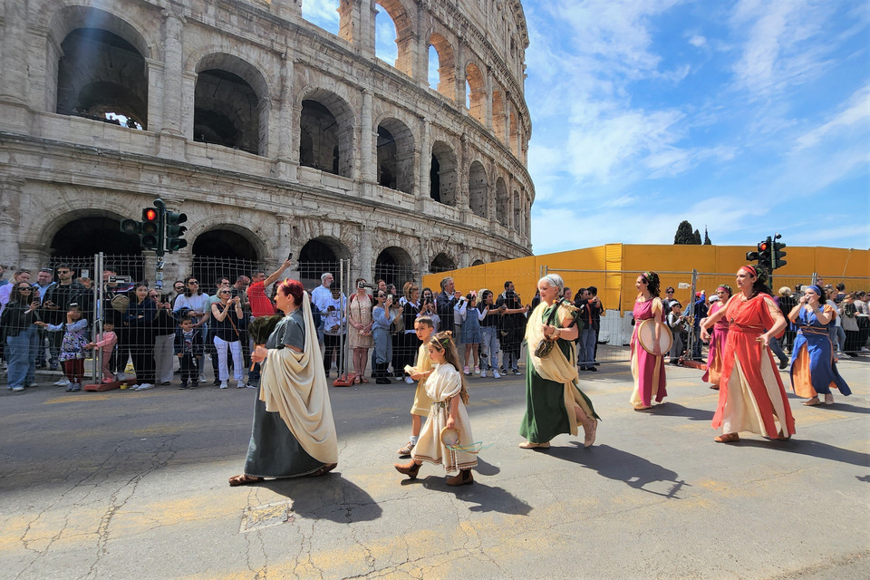 Đoàn hóa trang diễu hành qua khu vực đấu trường Colosseo. (Ảnh: TTXVN)